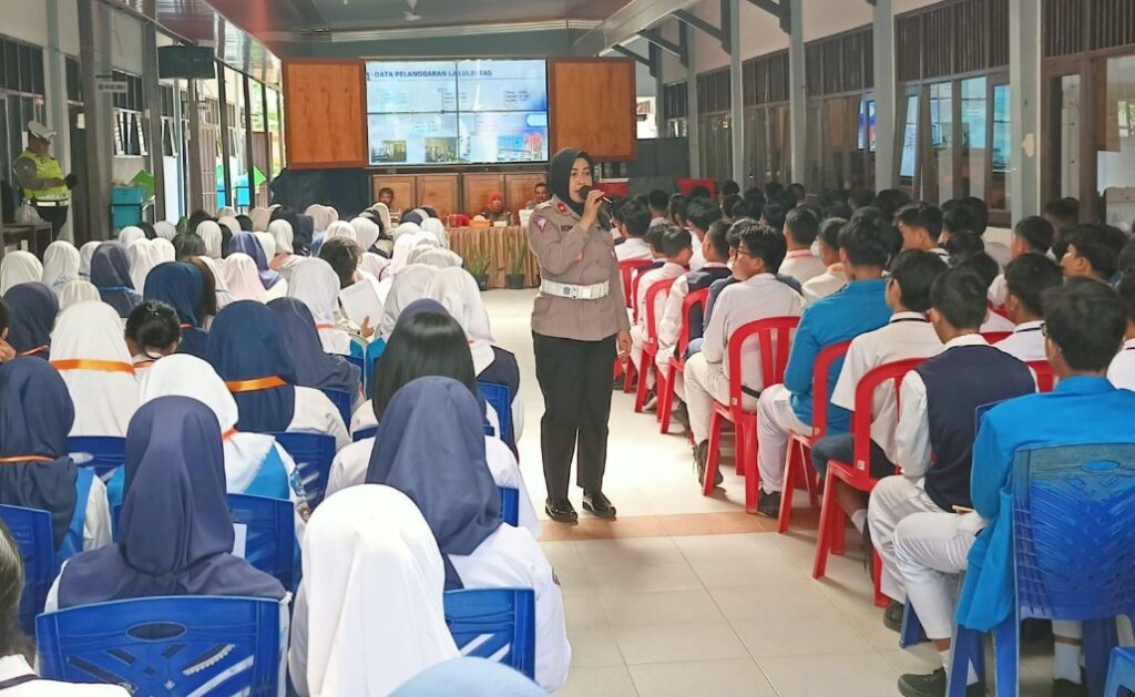 Tertib Dalam Berlalulintas, Kasat Lantas Polresta Balikpapan Sosialisasi Kamtibcarlantas di SMAN 5 Balikpapan bpp