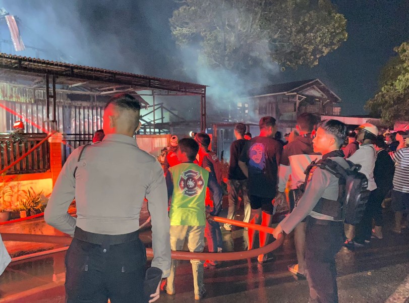 Kebakaran Hebat di Tenggarong Lumat Lima Rumah, Kerugian Capai Rp 1 Miliar kukar 1