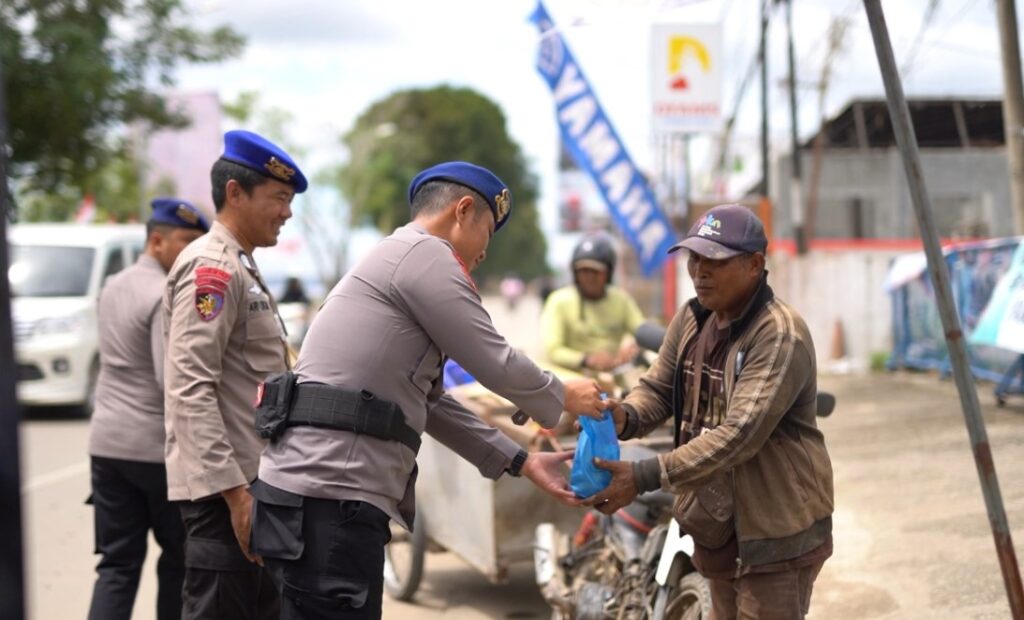 Jumat Berkah, Satpolairud Polres Kukar Bagi-bagi Makanan Kepada Warga 4