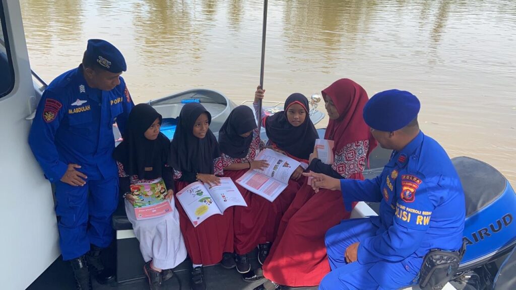 Tingkatkan Literasi Serta Pelayananan Kesehatan Kepada Masyarakat, Ditpolairud Polda Kaltim Gelar Perpustakaan dan Klinik Terapung WhatsApp Image 2024 07 31 at 13.58.38 875d9da3