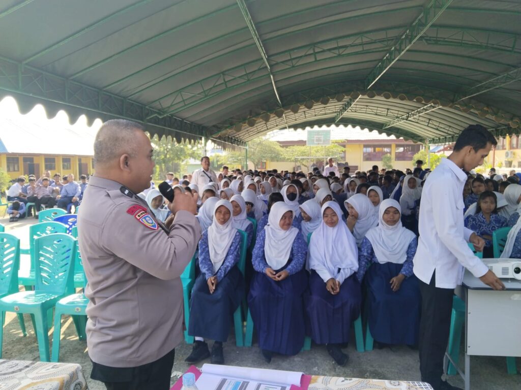 Polres Berau Gelar Penyuluhan Bahaya Narkoba, Miras, Merokok, dan HIV/AIDS di SMPN 02 Teluk Bayur WhatsApp Image 2024 07 31 at 14.41.01 bc352b89