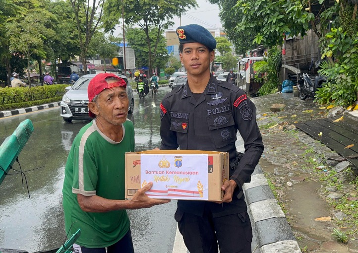 Bakti Sosial Jumat Berkah, Personil Batalyon A Sat Brimob Polda Kaltim Bagikan Sembako Kepada Masyarakat WhatsApp Image 2024 08 02 at 16.03.48
