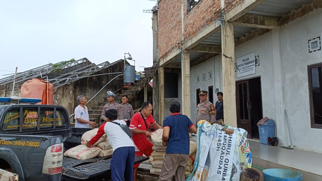 Jumat Berbagi, Polsek Balikpapan Timur Berikan Bantuan Material Pembangunan Masjid Baitul Muqoddas Manggar WhatsApp Image 2024 08 03 at 10.48.33