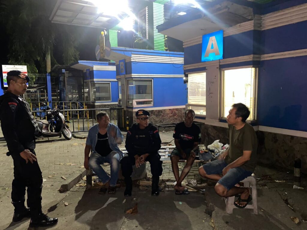 Jaga Kamtibmas Jelang Pilkada Serentak 2024, Personil Batalyon A Sat Brimob Polda Kaltim Gelar Patroli Sambang Malam Hari WhatsApp Image 2024 08 07 at 09.24.38