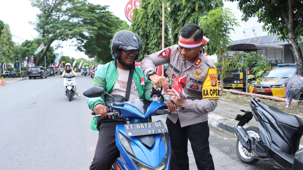 Merah Putihkan Kota Bontang, Kapolres Bontang Bagikan Bendera dan Merchandise kepada Masyarakat di Simpang 3 Ramayana WhatsApp Image 2024 08 08 at 13.50.06 cd7f26ad