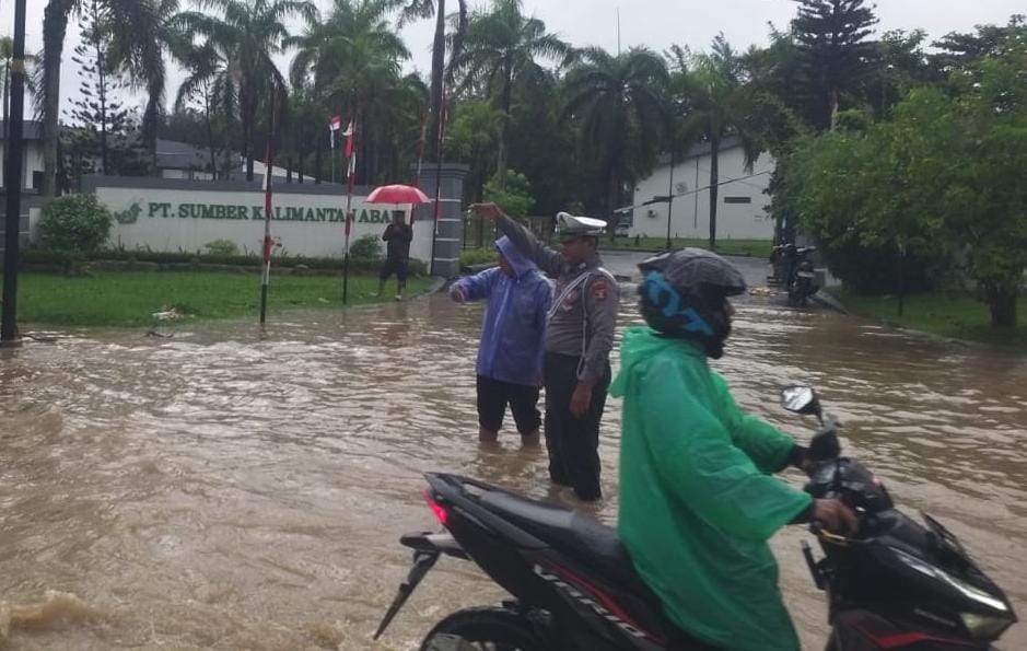 Pasca Hujan Deras, Personel Polresta Balikpapan Turun ke jalan Bantu Masyarakat yang terjebak Banjir WhatsApp Image 2024 08 09 at 12.00.57 eec9c211