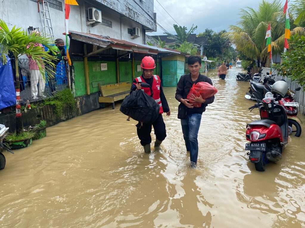 Bantu Evakuasi Warga, Personil Sat Brimob Polda Kaltim Turun Langsung Ke Lokasi Banjir di MT.Haryono WhatsApp Image 2024 08 10 at 06.12.59