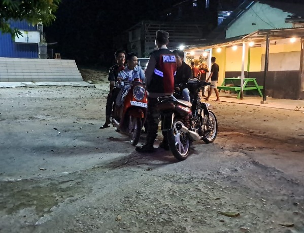 Jelang Pilkada Serentak 2024, Personil Polsek Muara Komam Lakukan Patroli Rutin Yang Tingkatkan WhatsApp Image 2024 08 10 at 06.52.32