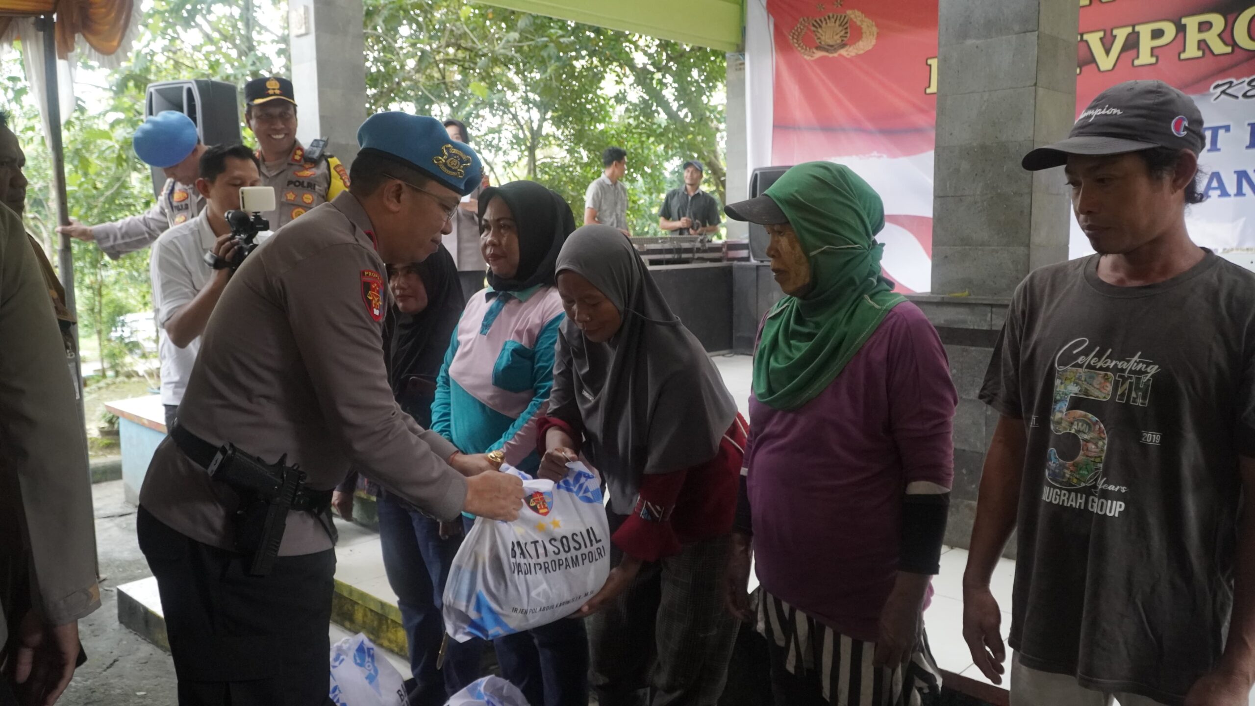 Kadivpropam Mabes Polri Bersama Jajaran Polda Kaltim Salurkan Bantuan Sosial 1 WhatsApp Image 2024 08 12 at 12.24.59 90108bc7 1 scaled