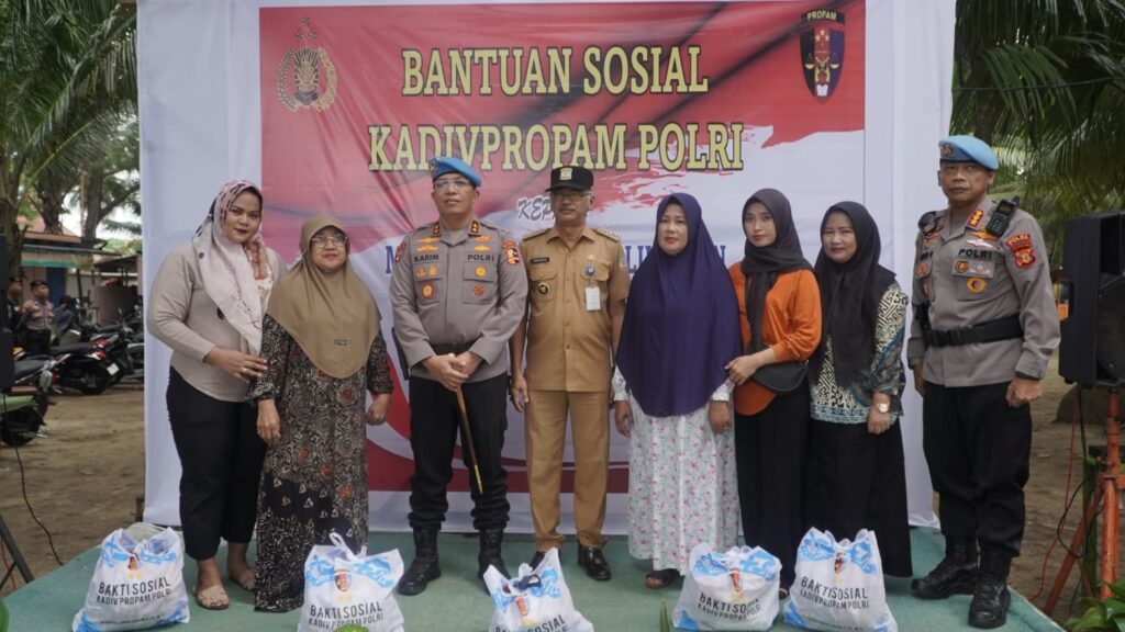 Kadivpropam Mabes Polri Bersama Jajaran Polda Kaltim Salurkan Bantuan Sosial WhatsApp Image 2024 08 12 at 12.26.26 184438a9