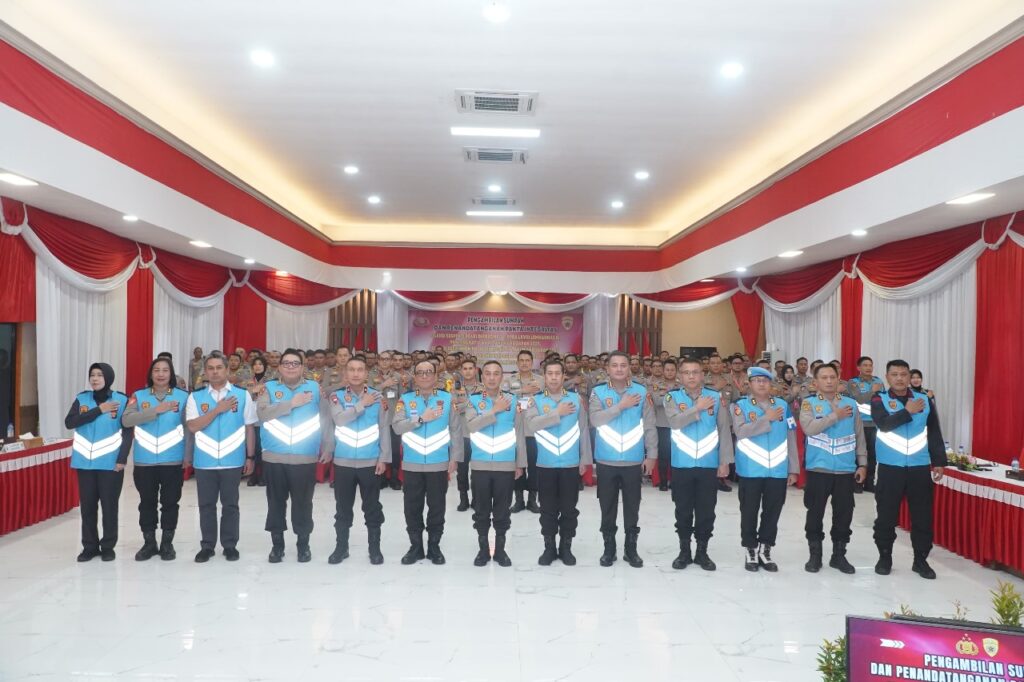 AS SDM Polri Pimpin Pengambilan Sumpah dan Penandatanganan Pakta Intergritas di Polda Kaltim WhatsApp Image 2024 08 13 at 15.44.55 d1cad088