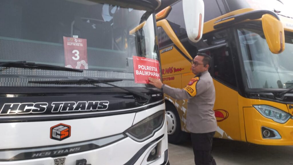 Pastikan Aman, Kapolresta Balikpapan Tinjau Kesiapan Kendaraan Bus Tamu Undangan VIP HUT RI Ke-79 Di IKN WhatsApp Image 2024 08 15 at 11.34.02 1