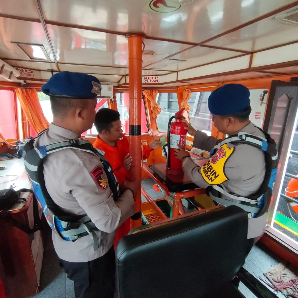 Peduli Keselamatan Pelayaran, Sat Polairud Ingatkan Warga Pesisir di Desa Pondong WhatsApp Image 2024 08 15 at 11.36.53 1