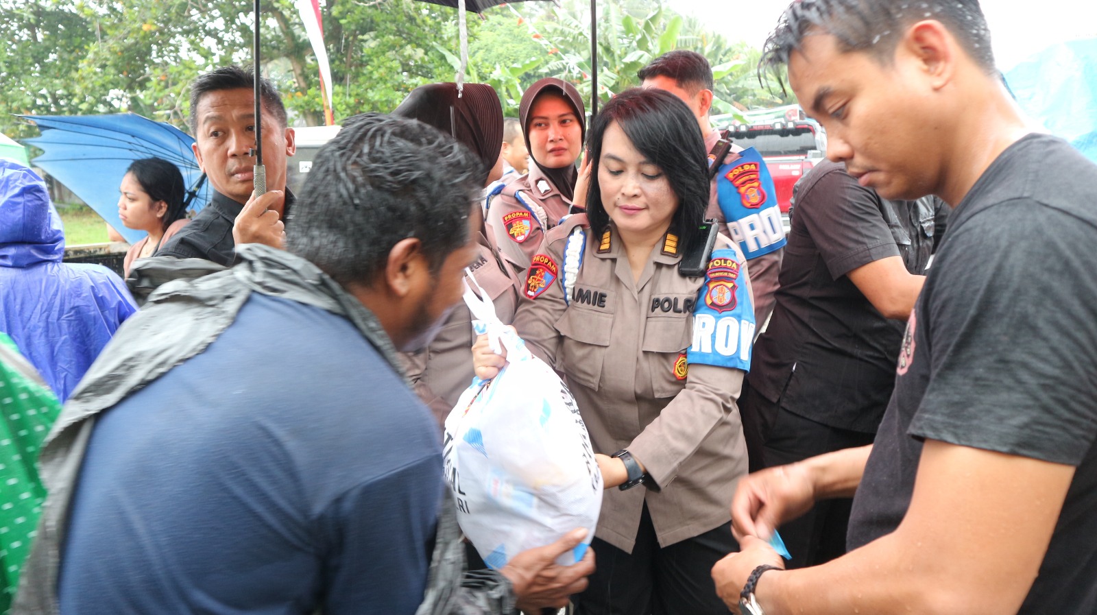 Wujudkan Kepedulian, Kadiv Propam Polri Salurkan Bantuan Sosial Kepada Masyarakat Yang Membutuhkan 1 WhatsApp Image 2024 08 15 at 14.04.51