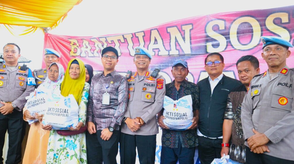 Wujudkan Kepedulian, Kadiv Propam Polri Salurkan Bantuan Sosial Kepada Masyarakat Yang Membutuhkan WhatsApp Image 2024 08 15 at 14.04.58