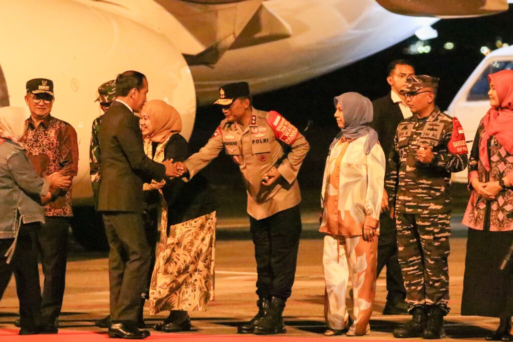 Kembali Kunjungi Kaltim Jelang Hut RI Ke 79, Kapolda Kaltim Sambut Kedatangan Presiden Jokowi WhatsApp Image 2024 08 16 at 20.07.09 5ced6211