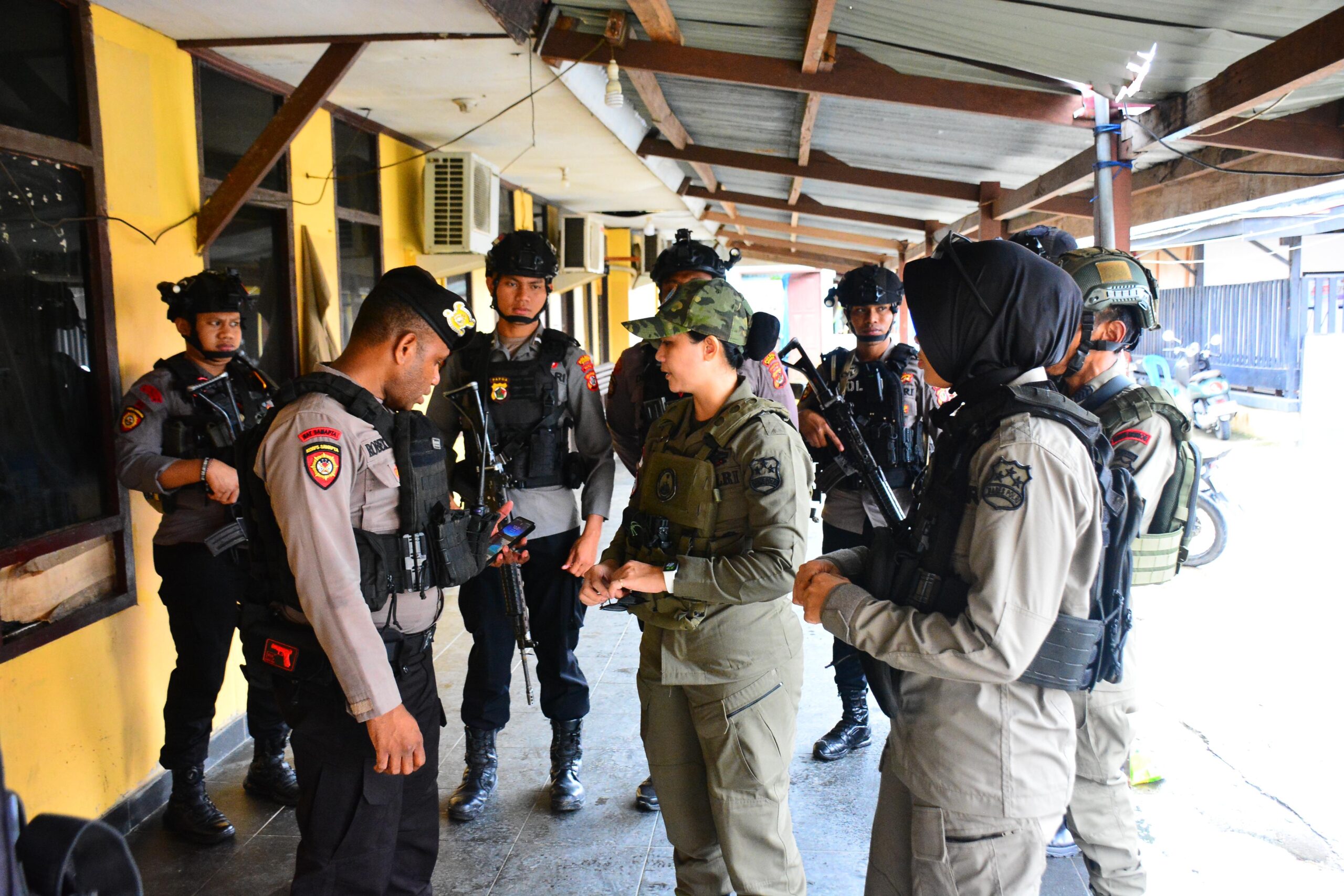 Satgas Ops Damai Cartenz dan Polres Mimika Laksanakan Patroli Dialogis Guna menjaga Sitkamtibmas Selama Perayaan HUT RI Ke-79 1 WhatsApp Image 2024 08 17 at 15.52.47 9c1fa79a scaled