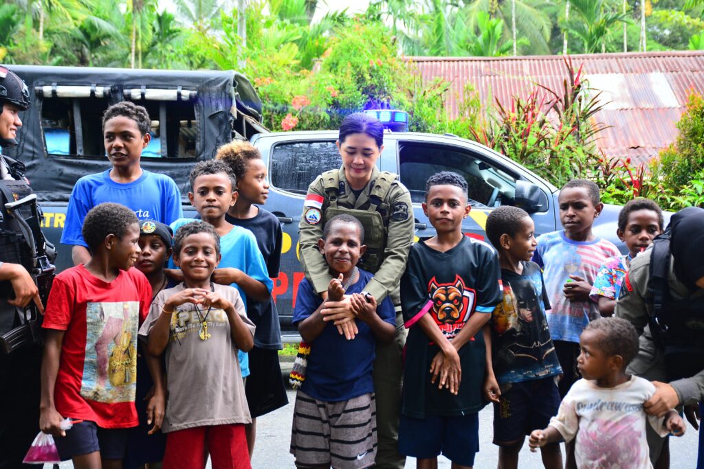 Satgas Ops Damai Cartenz dan Polres Mimika Laksanakan Patroli Dialogis Guna menjaga Sitkamtibmas Selama Perayaan HUT RI Ke-79 WhatsApp Image 2024 08 17 at 15.52.50 3ff21088