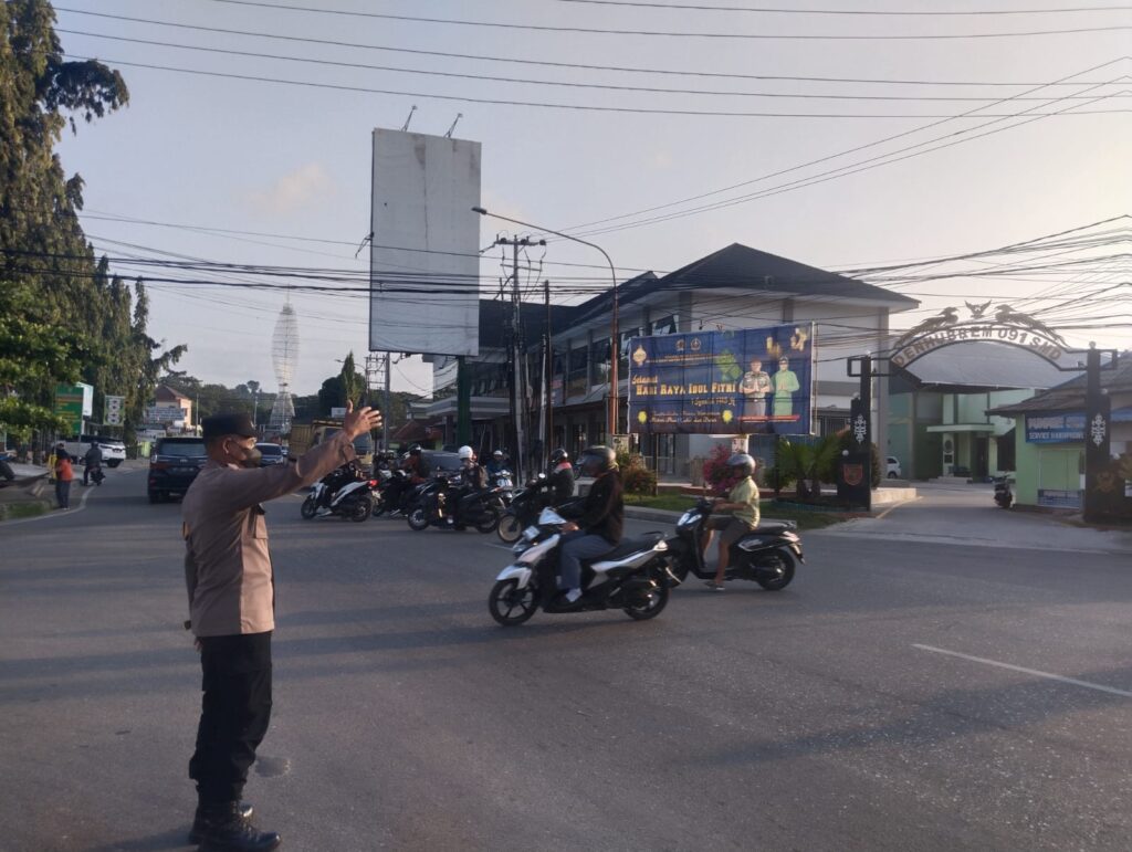 Hadir Beri Pelayanan Kepada Masyarakat, Personil Polsek Samarinda Kota Lakukan Pengaturan Arus Lalin Pagi WhatsApp Image 2024 08 19 at 13.38.23