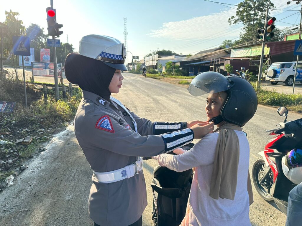 Pamturlali Personel Polres Kubar Di Pagi Hari Bentuk Kepedulian Terhadap Masyarakat WhatsApp Image 2024 08 21 at 12.23.04 04dce1ed