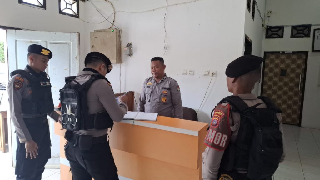 Beri Rasa Aman Menjelang Pilkada Serentak 2024, Sat Samapta Polres Kubar Lakukan Patroli Ke Kantor KPUD WhatsApp Image 2024 08 22 at 10.09.12