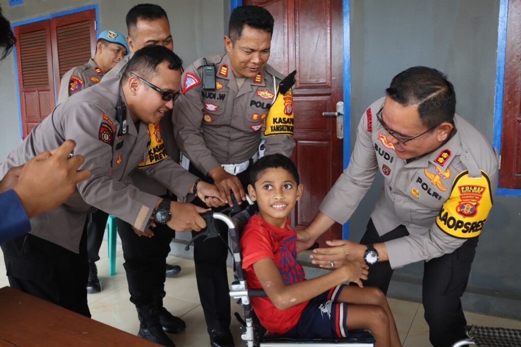 Peduli Kasih, Polres Kubar Berikan Kursi Roda Kepada Anak Yatim Piatu Disabilitas WhatsApp Image 2024 08 24 at 13.50.41 0a0aae86