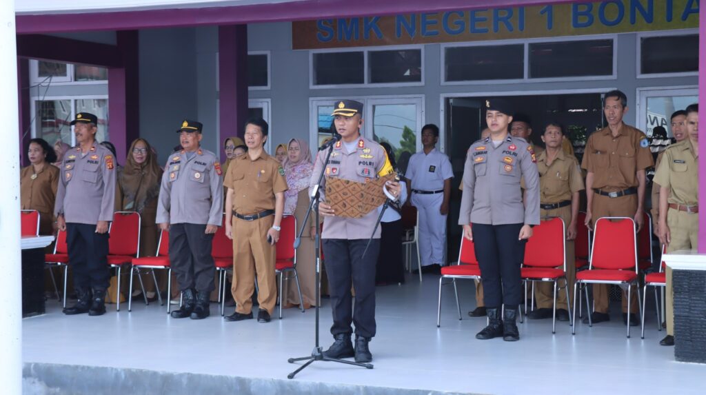 Police Goes To School, Kapolres Bontang Menjadi Irup Di SMKN 1 Bontang WhatsApp Image 2024 08 26 at 09.56.34