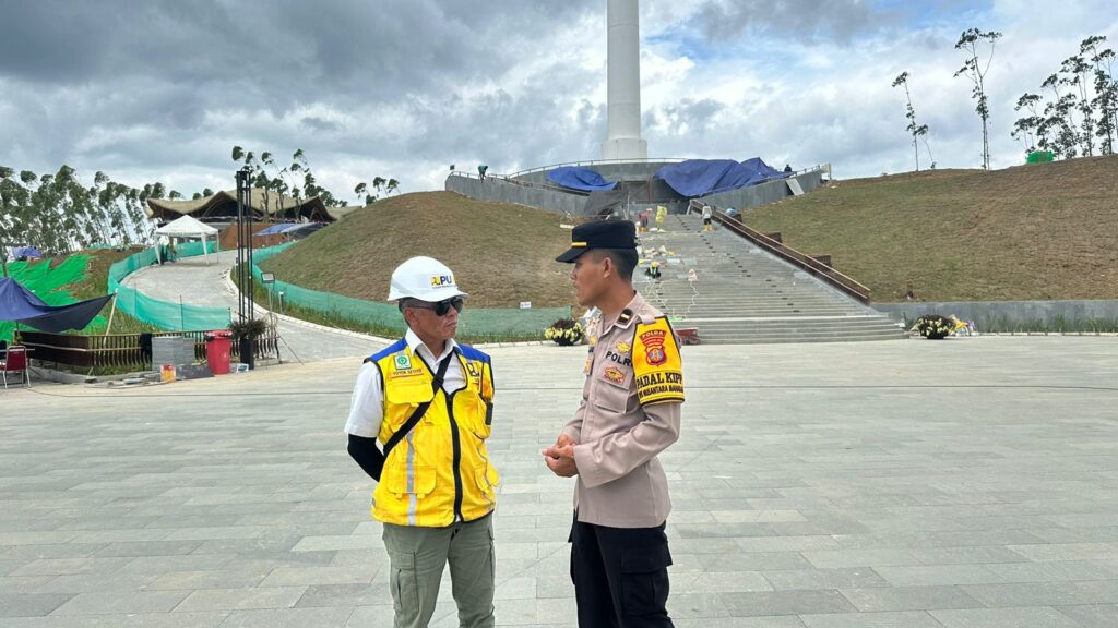 Lakukan Patroli Dialogis, Personil Satgas Ops.Nusantara Mahakam Pastikan Situasi Aman Di Kawasan IKN WhatsApp Image 2024 08 27 at 11.44.21