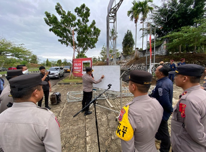 Memasuki Tahapan Pendaftaran Balon Bupati-Wabup 2024, Polres Kubar Siagakan Personel Pengamanan WhatsApp Image 2024 08 27 at 11.56.25