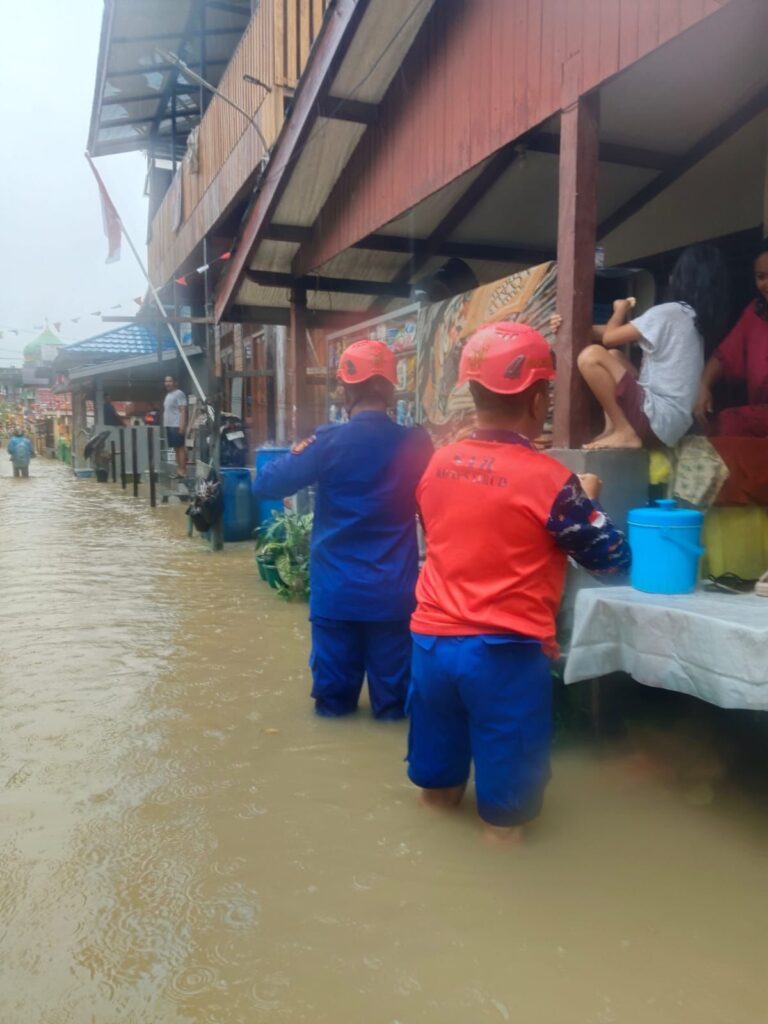 Curah Hujan Tinggi Di Balikpapan, Subdit Patroli Ditpolairud Polda Kaltim Bantu Warga Yang Terdampak Banjir WhatsApp Image 2024 08 27 at 14.48.44