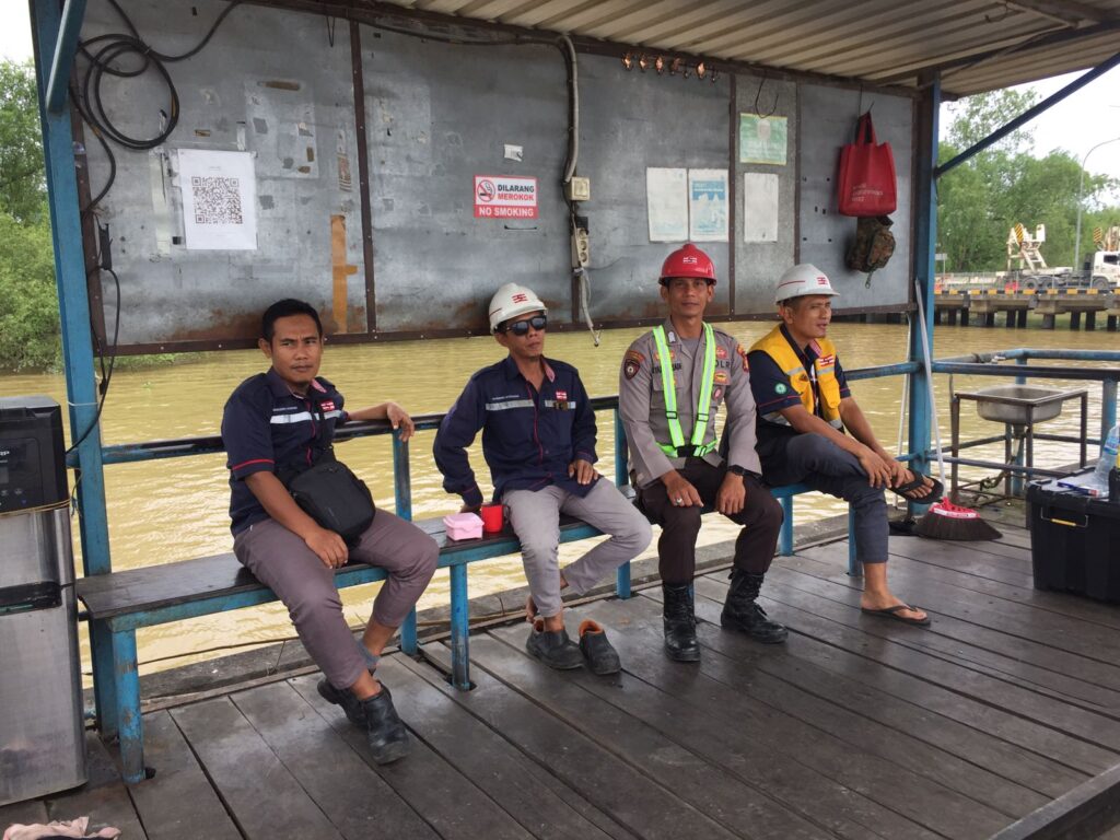 Jaga Stabilitas Kamtibmas, Personel Polmas Polsek Kawasan Pelabuhan Samarinda Laksanakan Sambang di Pelabuhan TPK Palaran WhatsApp Image 2024 08 27 at 15.58.10 05c1fbe0