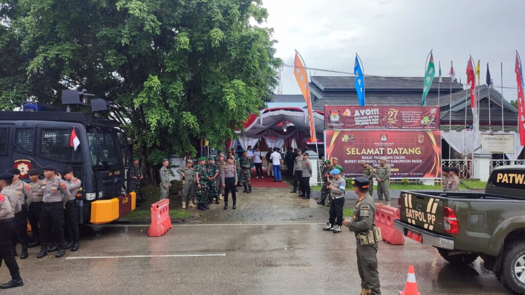 Polres Paser Gelar Pengamanan Pendaftaran Pasangan Cabup Dan Wabup Di Kantor KPUD Kab.Paser WhatsApp Image 2024 08 30 at 10.39.00