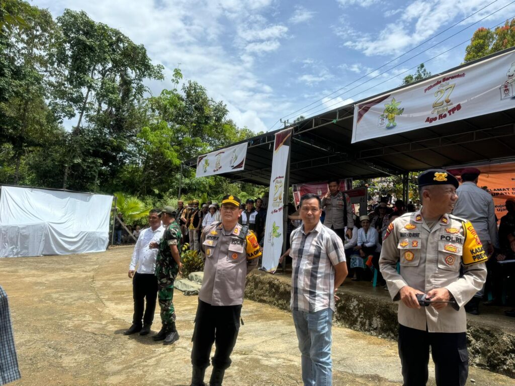 Pastikan Situasi Aman Dan Lancar, Kapolres Mahulu Turun Langsung Tinjau Proses Pendaftaran Cabup Dan Wabup Di KPU Kab.Mahulu WhatsApp Image 2024 08 30 at 10.40.35