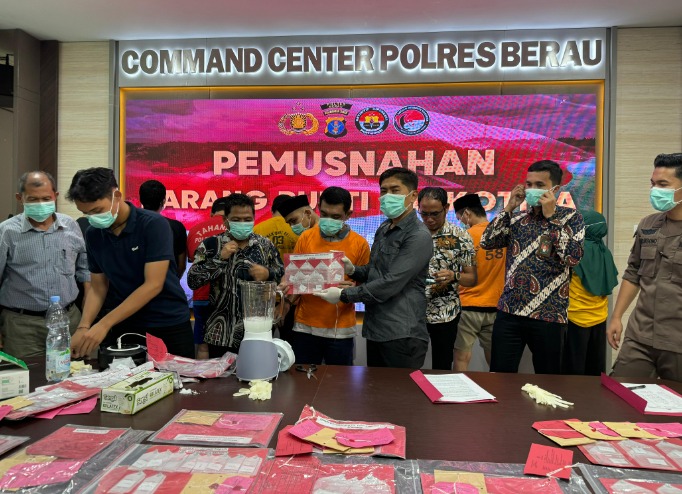 Berantas Narkotika, Polres Berau Gelar Pemusnahan Barang Bukti Sabu Dari 25 Tersangka WhatsApp Image 2024 08 30 at 11.23.19