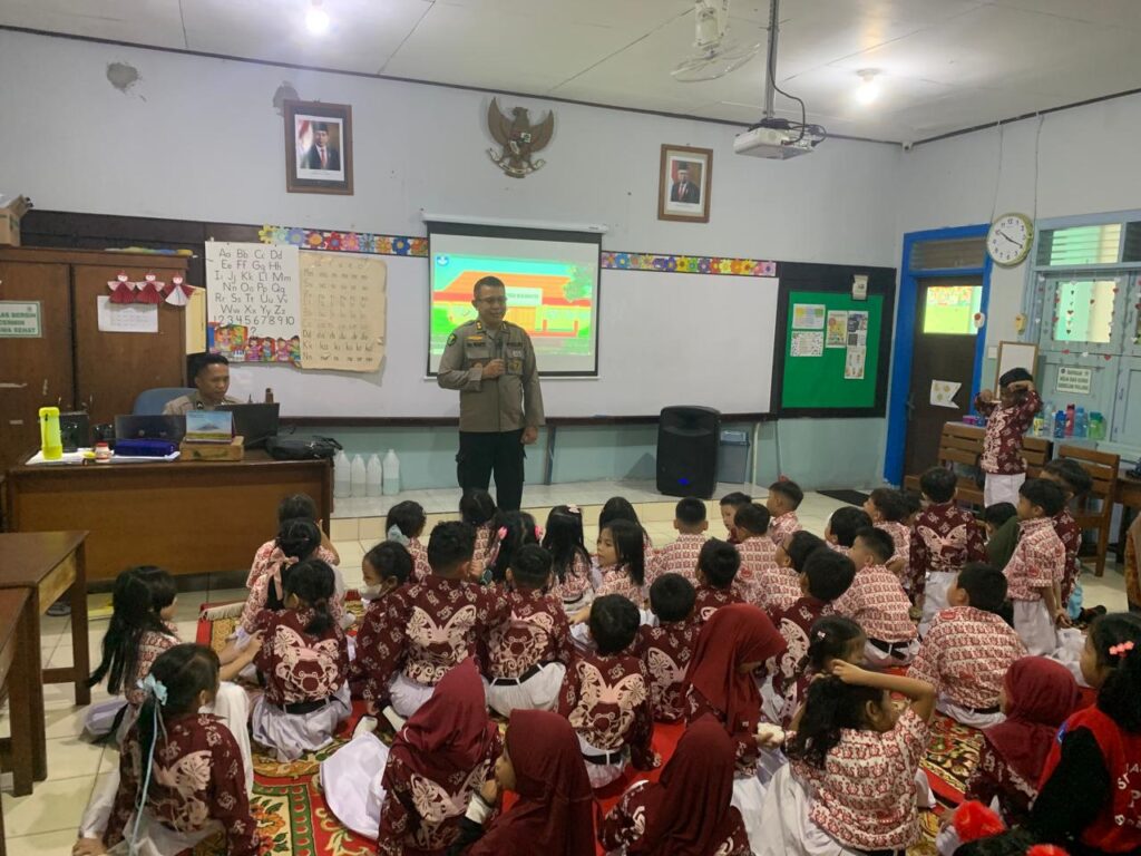 Cegah Perundungan, Biddokkes Polda Kaltim Goes To School WhatsApp Image 2024 08 30 at 13.41.10