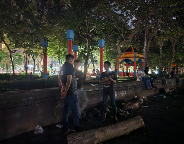 Respon Aduan Masyarakat Melalui Medsos, Polsek Sungai Kunjang Tertibkan Pengamen Di Area Taman Perkotaan WhatsApp Image 2024 08 31 at 16.26.44