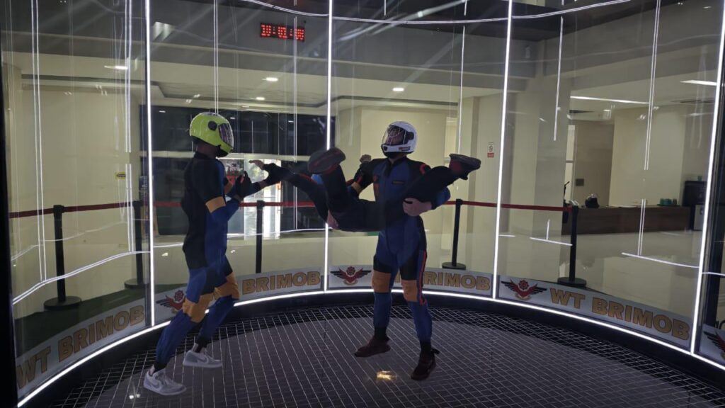 Tingkatkan Kemampuan, Personel Batalyon A Sat Brimob Polda Kaltim Ikuti Pelatihan Terjun Free Fall Dengan Berlatih Di Wind Tunnel WhatsApp Image 2024 09 03 at 10.58.49