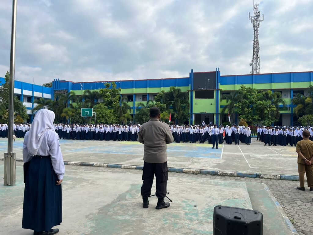 Police Goes to School: KBO Sat Binmas Polres Kutai Timur Pimpin Upacara di SMPN 1 Sangatta Utara WhatsApp Image 2024 09 03 at 11.49.11