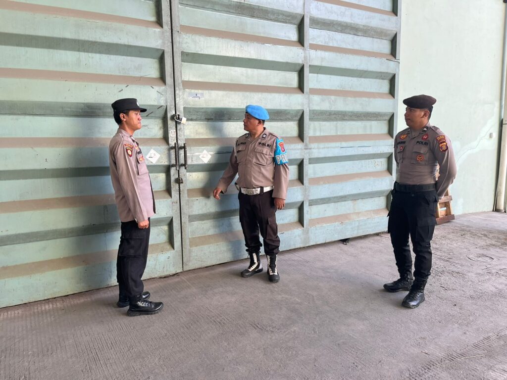 Pastikan Keamanan Gudang KPU Kota Samarinda, Polsek Sungai Kunjang Lakukan Pengamanan 24 Jam WhatsApp Image 2024 09 04 at 08.48.07