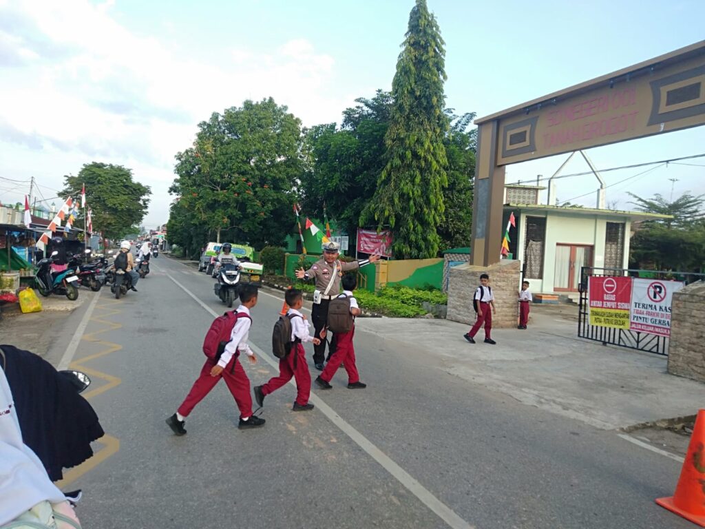 Sat Lantas Polres Paser Pastikan Keselamatan Pelajar dengan Membantu Menyeberangkan di Jalan Raya WhatsApp Image 2024 09 04 at 08.58.47