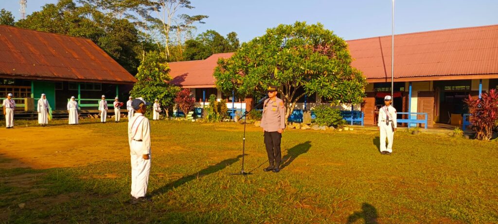 Kapolsek Bongan Jadi Pembina Upacara di SMPN 02 Bongan dalam Program ‘Police Goes to School WhatsApp Image 2024 09 04 at 09.02.54