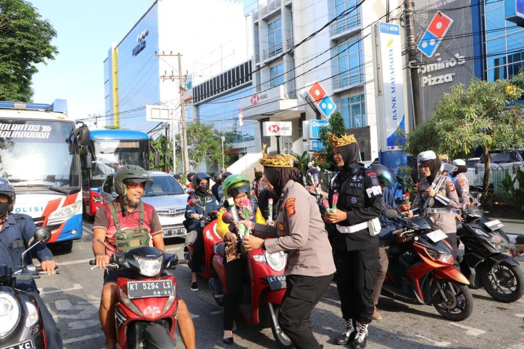 Polwan Polda Kaltim Gelar Pengaturan Lalu Lintas dan Bagikan Bunga serta Cokelat dalam Rangka HUT Polwan ke-76 WhatsApp Image 2024 09 05 at 10.55.26 ad267ed7