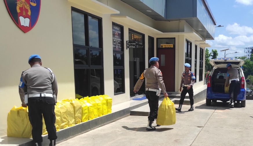 Sie Propam Polres Berau Gelar Kegiatan Jumat Berkah, Bagikan 300 Nasi Kotak di Dua Masjid WhatsApp Image 2024 09 07 at 14.56.27