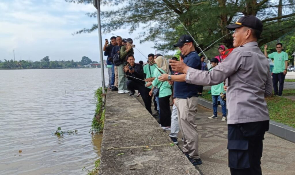 Kanit Binmas Polsek Tenggarong Hadiri Lomba Mancing Udang HUT ke-18 Koran Kaltim di Creative Park WhatsApp Image 2024 09 08 at 14.55.40