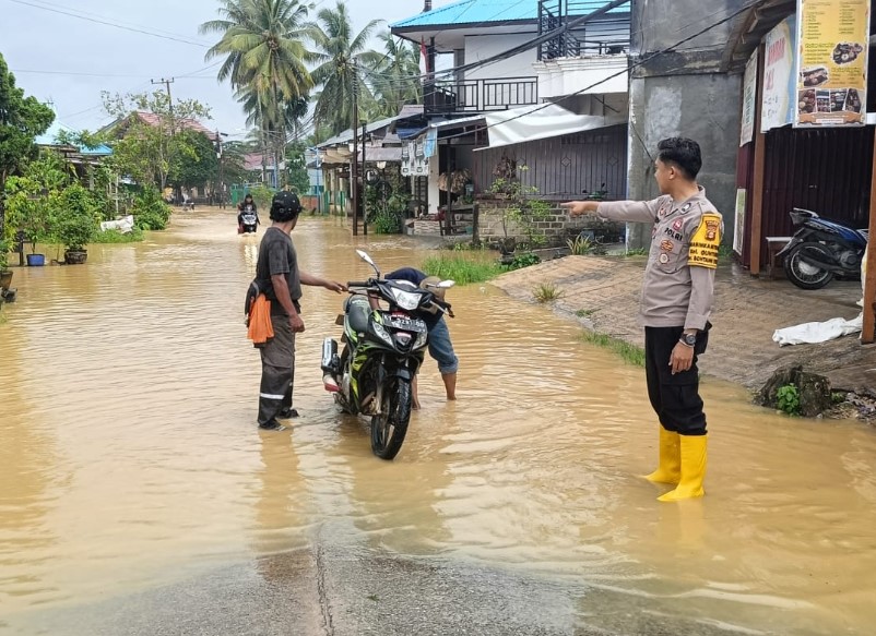 Bhabinkamtibmas Guntung Pantau dan Koordinasi Penanggulangan Banjir Akibat Meluapnya Sungai Guntung WhatsApp Image 2024 09 11 at 12.56.20