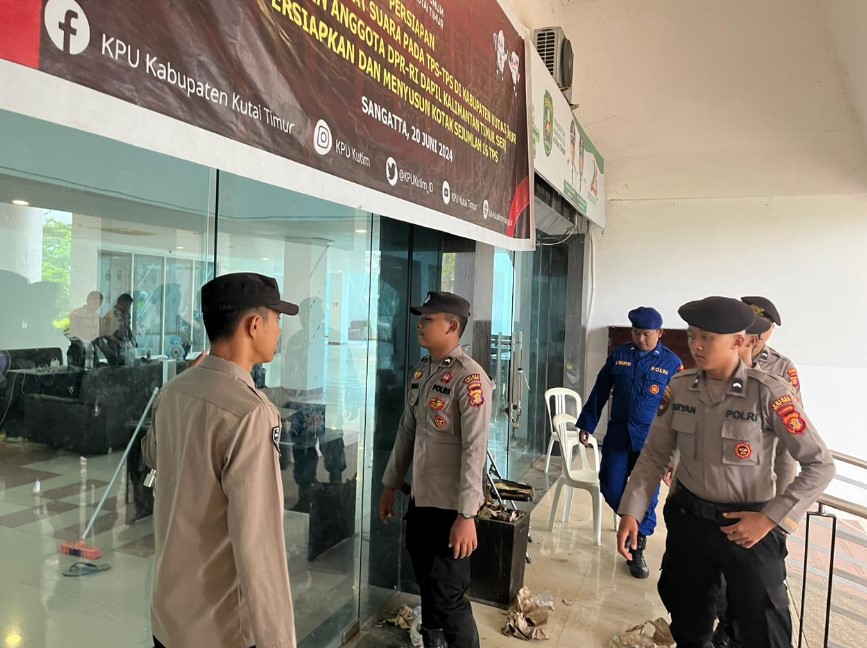 Polres Kutai Timur Perketat Pengamanan di Kantor KPU dalam Operasi Mantap Praja 2024 WhatsApp Image 2024 09 11 at 12.56.22