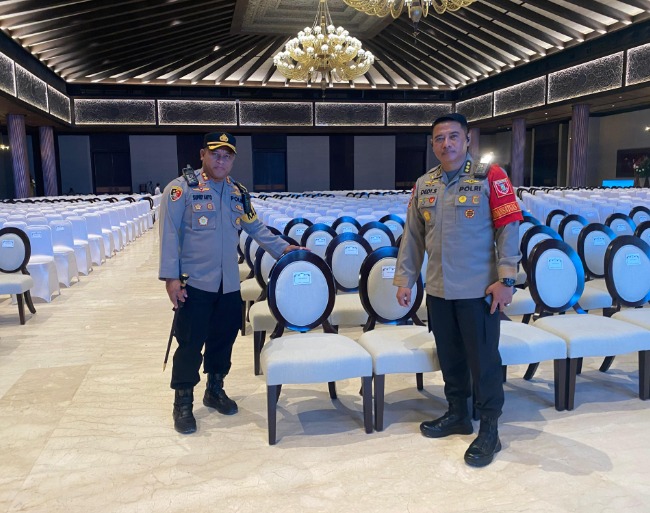 Pastikan Aman Jelang Pengarahan Presiden Kepada TNI-Polri, Karo Ops Polda Kaltim Lakukan Pengecekan Terakhir Kesiapan Ruang Rapat Istana Garuda Nusantara WhatsApp Image 2024 09 12 at 12.54.40