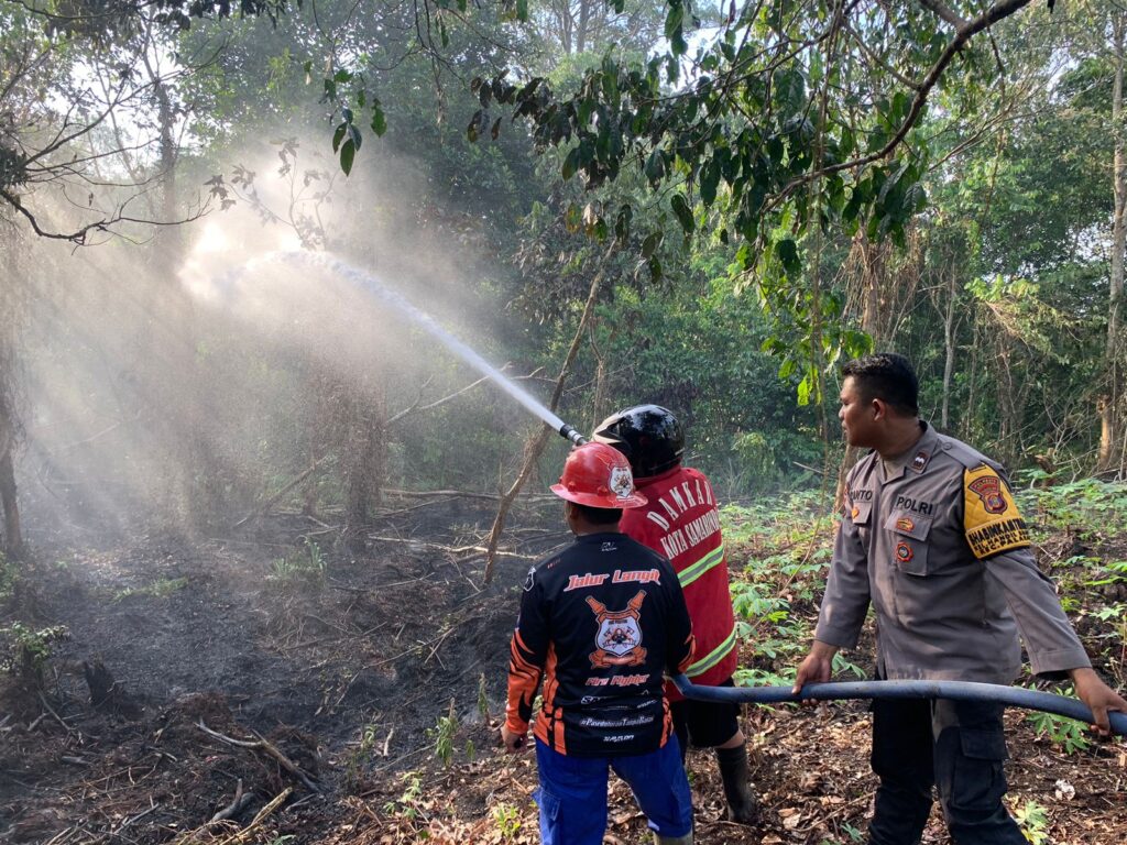 Bhabinkamtibmas Handil Bakti Bersama Warga Berhasil Padamkan Kebakaran Lahan di Palaran WhatsApp Image 2024 09 13 at 08.02.38 df5de1b3
