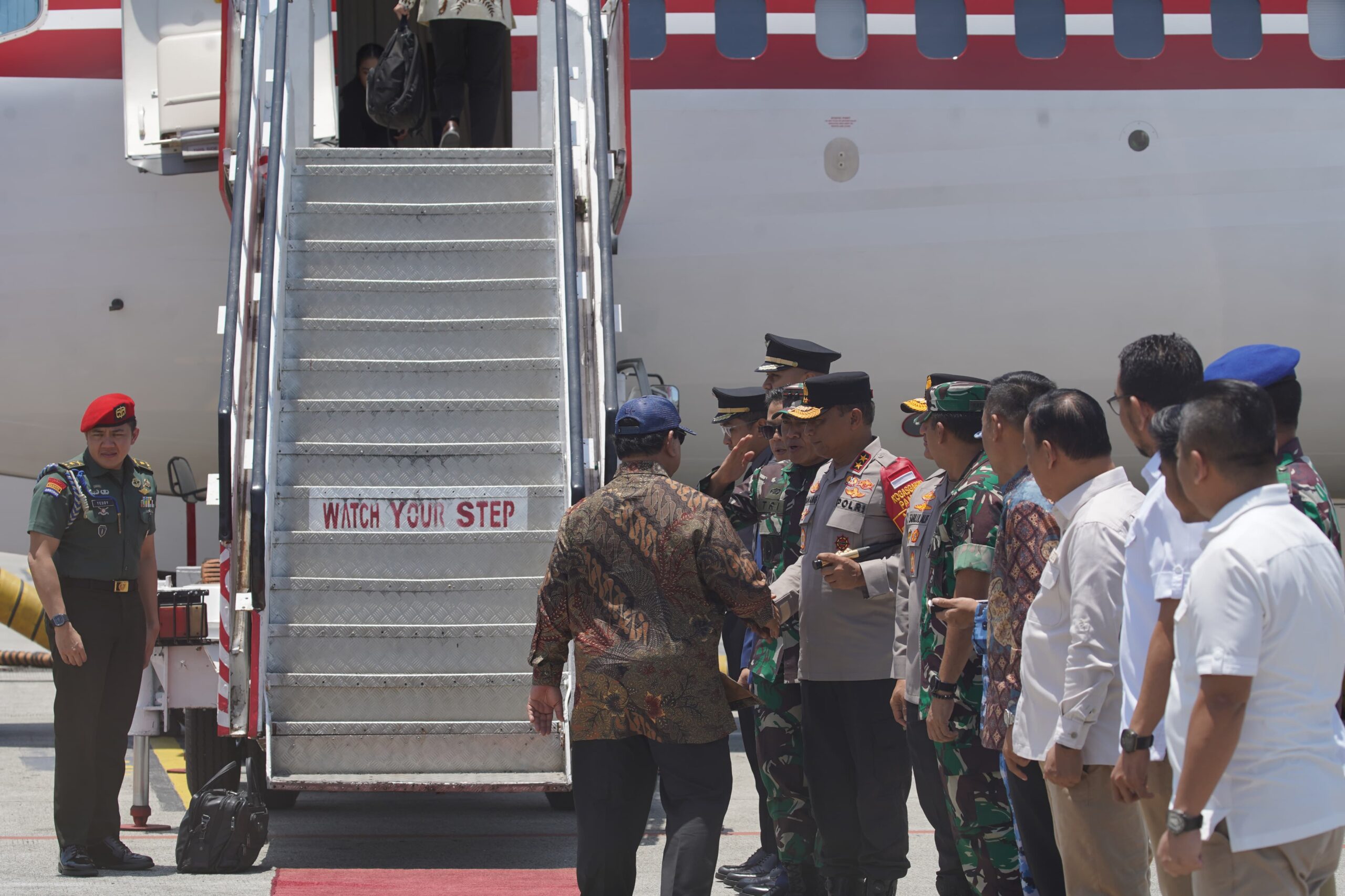 Kapolda Kaltim Hantarkan Presiden RI, Wakil Presiden RI dan Menteri Pertahanan di Bandara VIP SAMS Balikpapan 1 WhatsApp Image 2024 09 13 at 14.51.15 cfe797a9 scaled