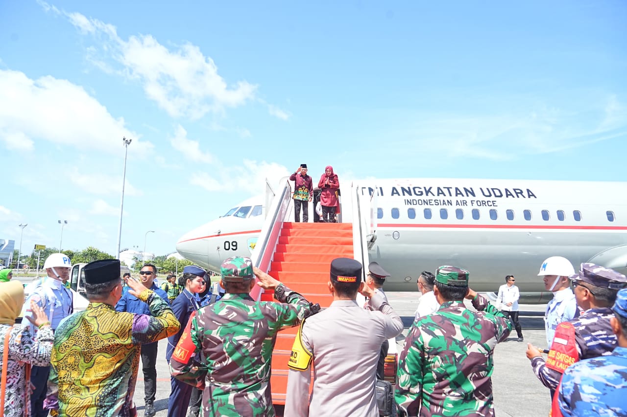 Kapolda Kaltim Hantarkan Presiden RI, Wakil Presiden RI dan Menteri Pertahanan di Bandara VIP SAMS Balikpapan 2 WhatsApp Image 2024 09 13 at 16.28.34 5f4007da